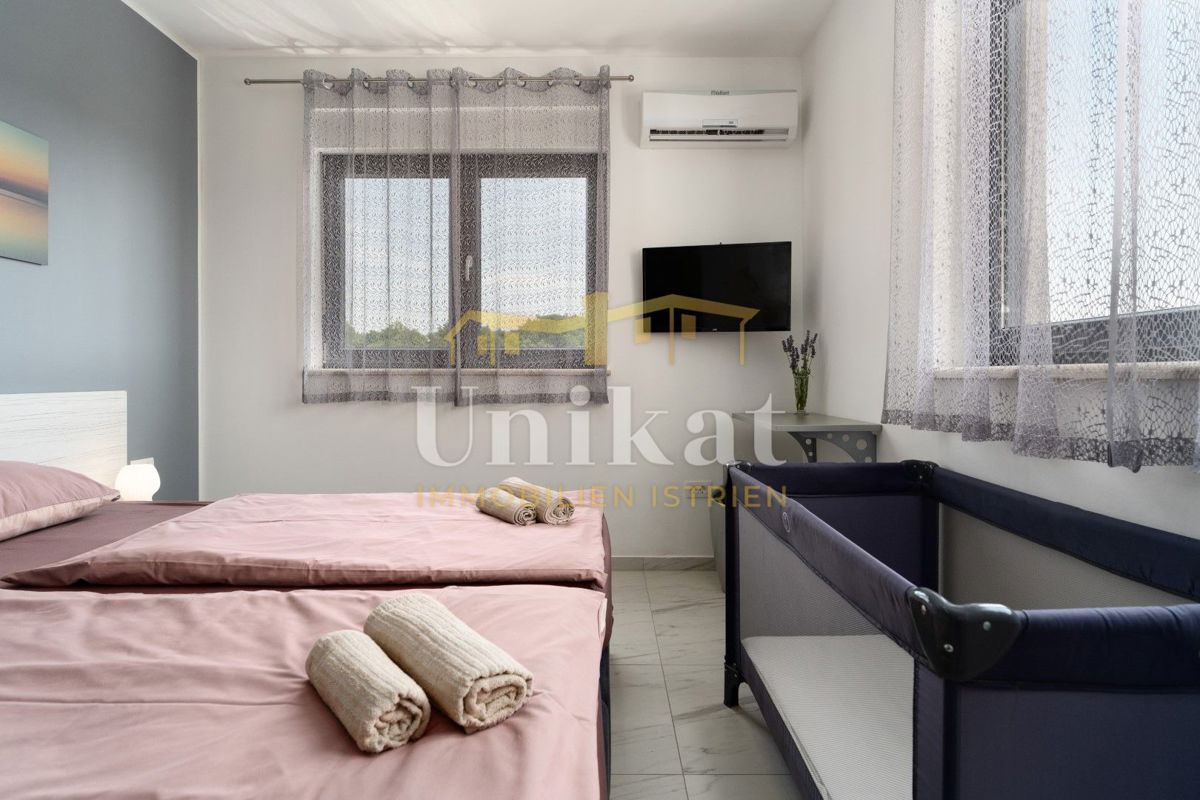 Moderna dvojna hiša s bazenom in pogledom na morje